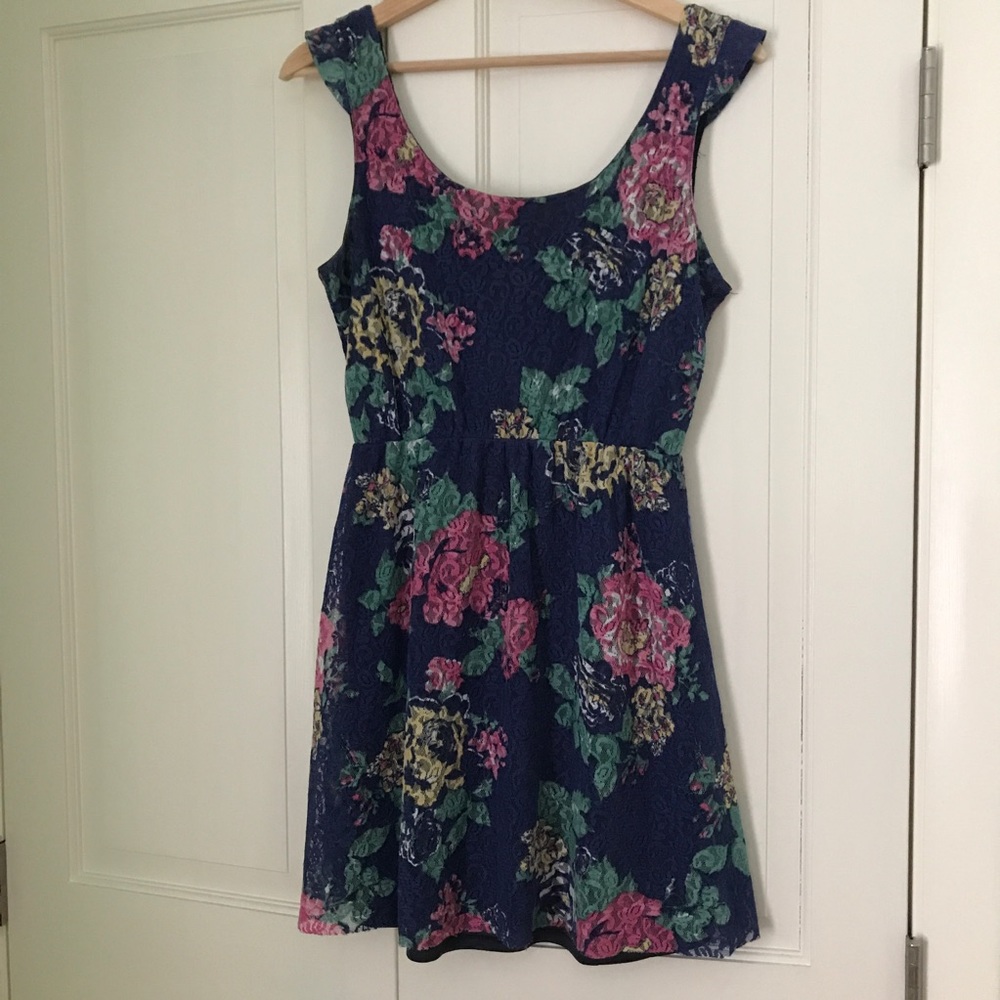 Sleeveless lace dress